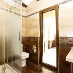 bancc83o-con-plato-de-ducha-y-ventana-vertical